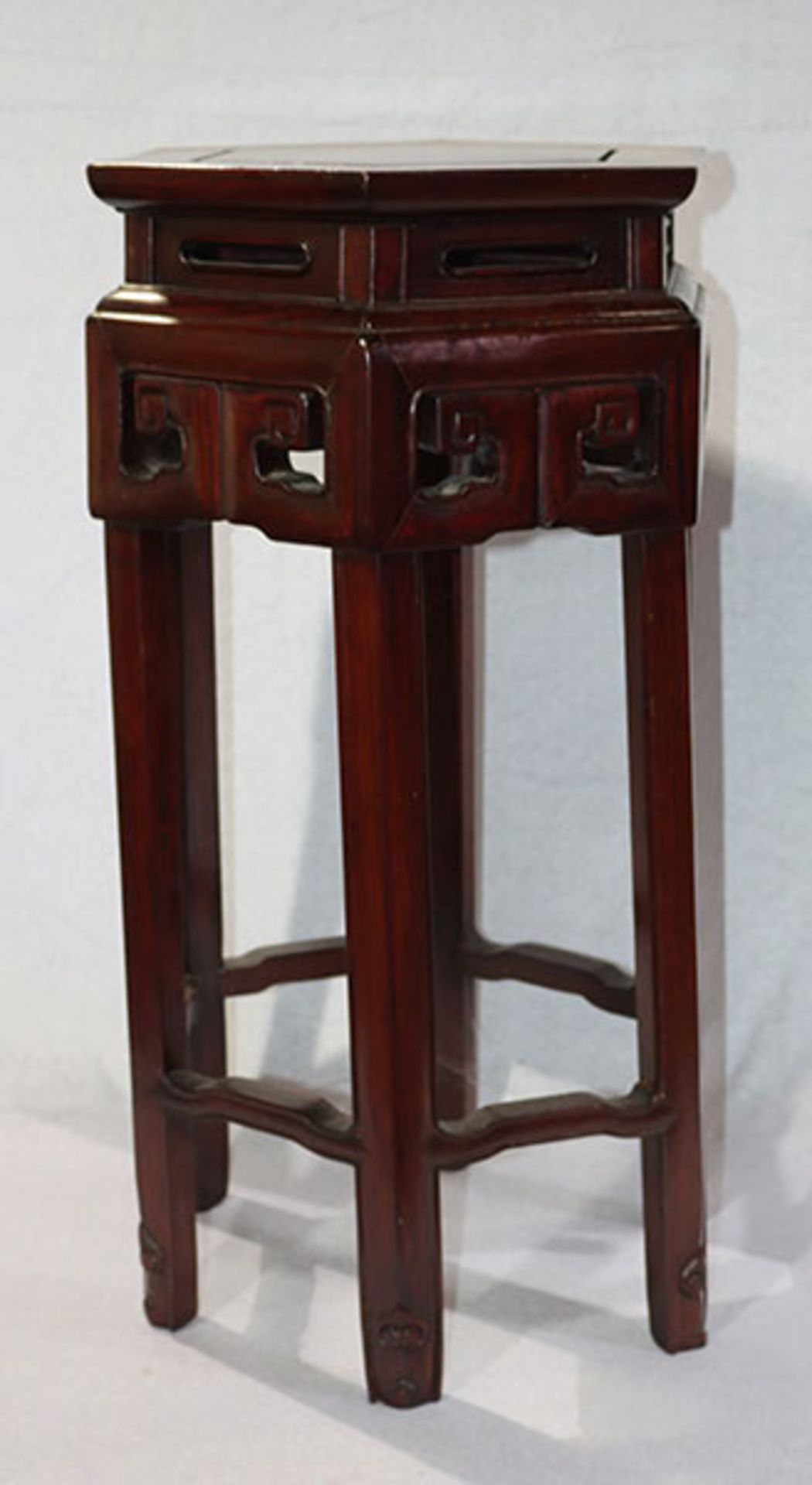Asiatischer Holz Blumenhocker in sechseckier Form, H 68 cm, D 33 cm, leichte Gebrauchsspuren