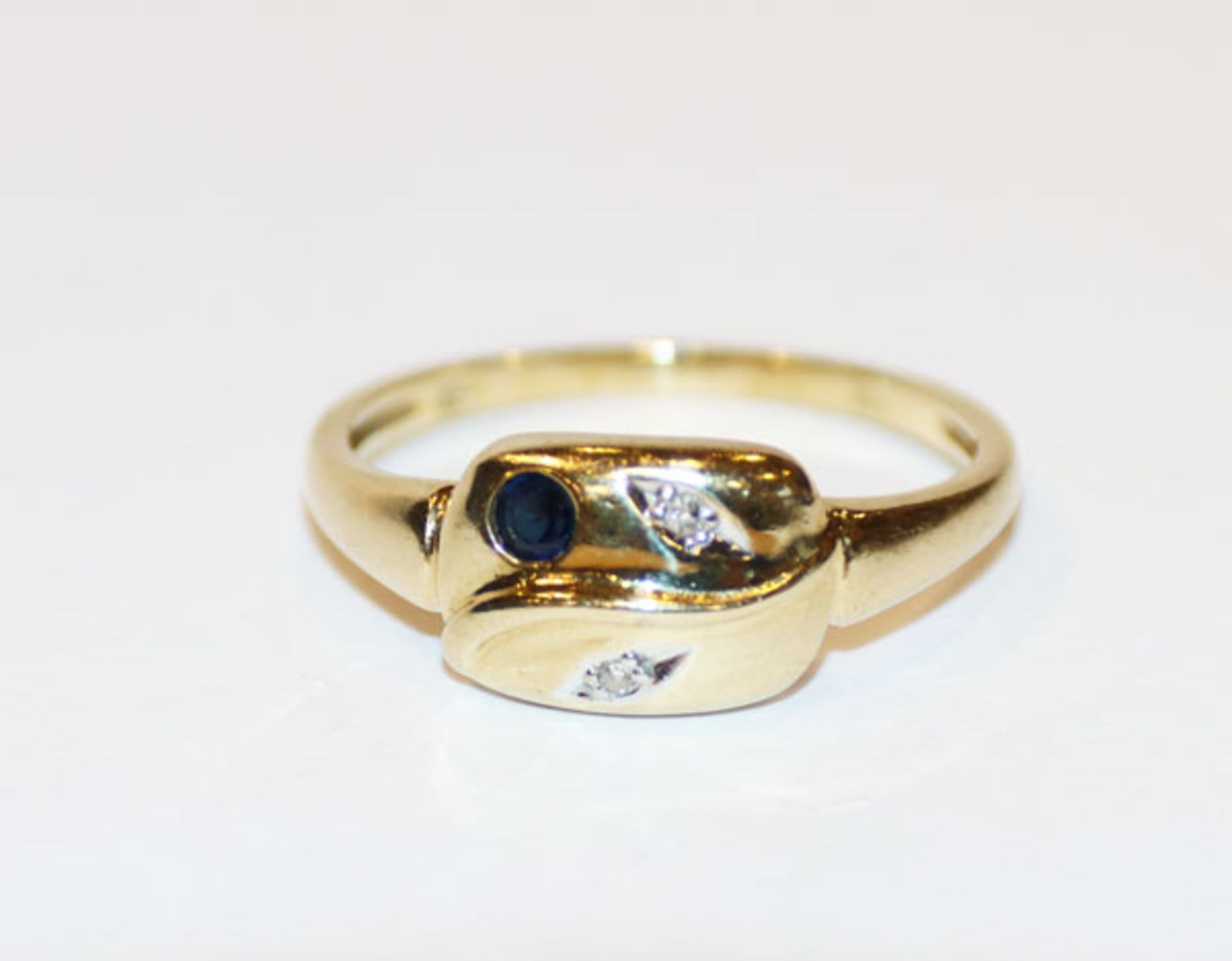 14 k Gelbgold Ring mit Safir und 2 in Weißgold gefaßten Diamanten, 2,1 gr., Gr. 55