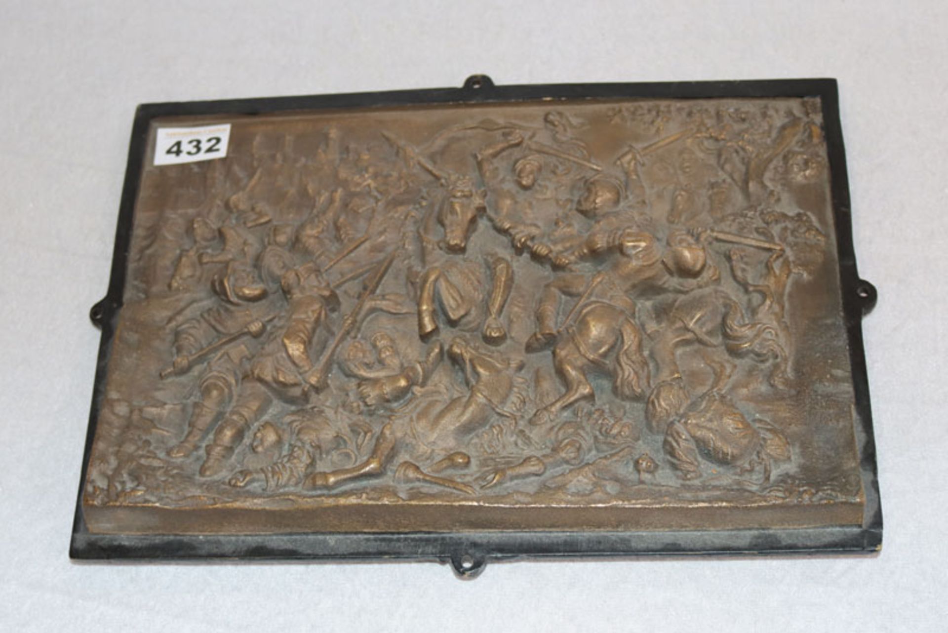Messing Gußplatte mit Reliefdekor 'Kampfszene', massive Arbeit, 24 cm x 36 cm, Altersspuren