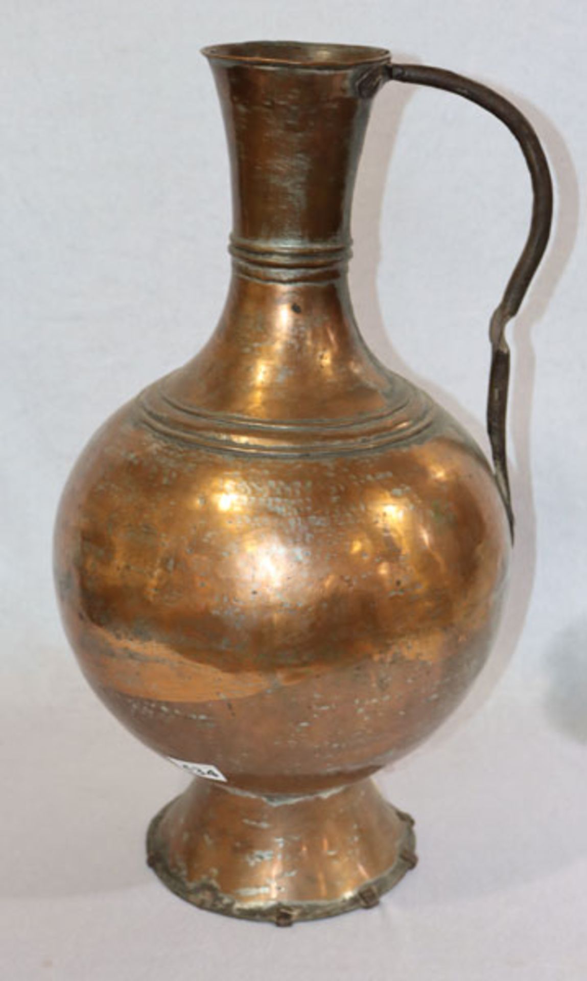 Kupfer Henkelkrug in bauchiger Form, H 59 cm, D ca. 36 cm, teils verbeult, Alters- und