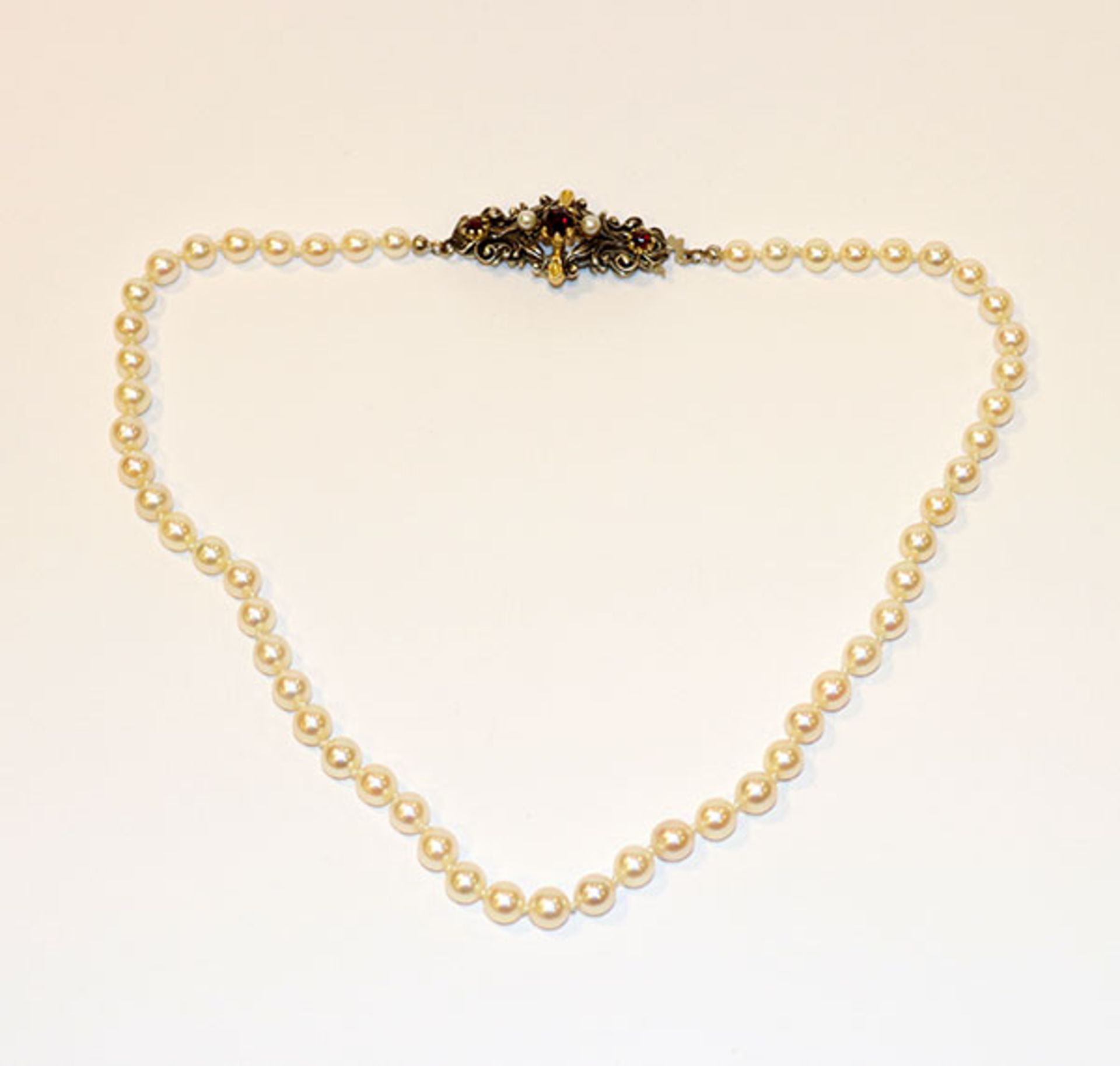 Perlen-Collierkette mit Silberschließe, besetzt mit Granaten und Perlchen, L 36 cm
