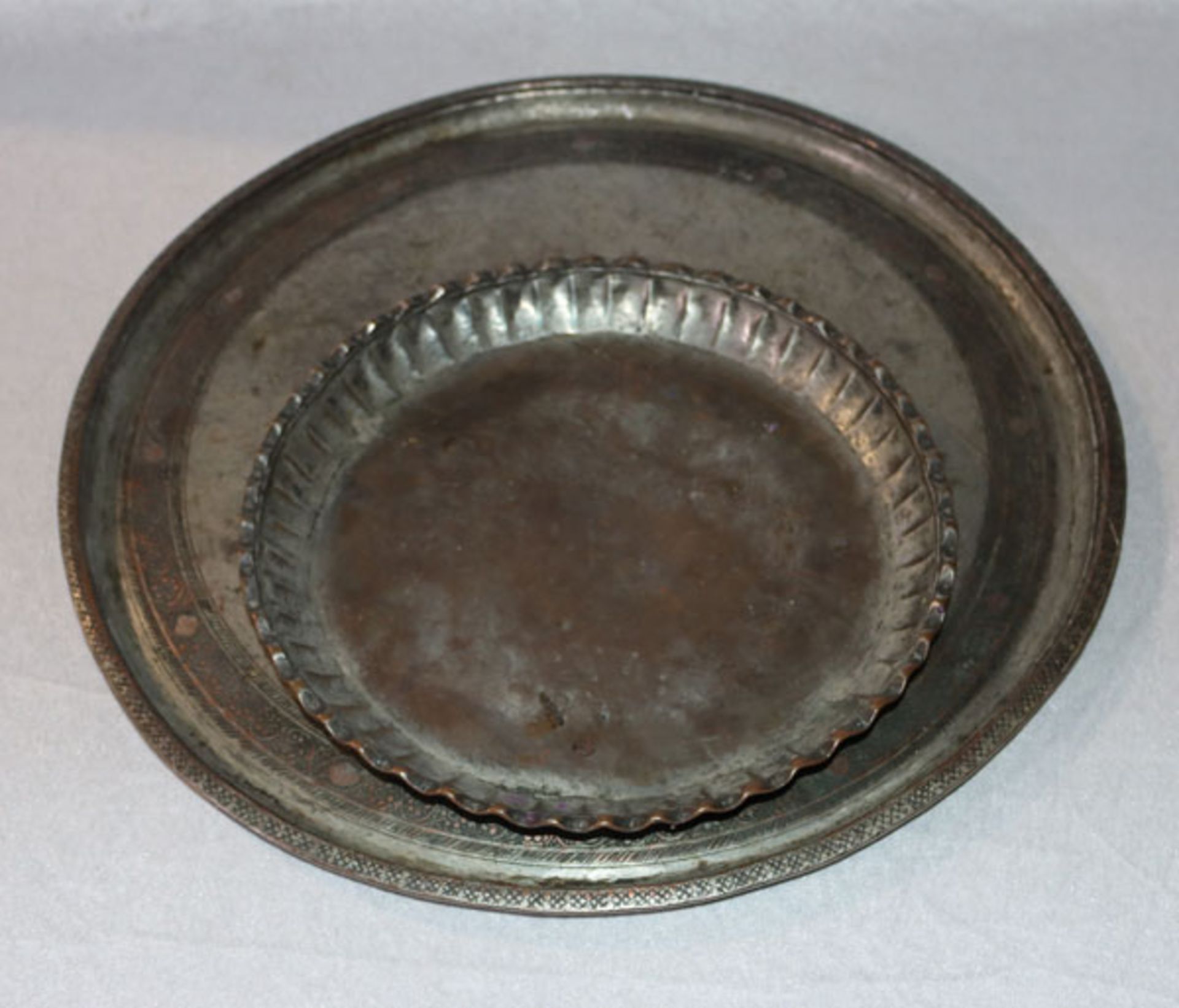 Metall Tablett mit graviertem Dekor, D 45 cm, und Metall Schale, D 29 cm, Alters- und