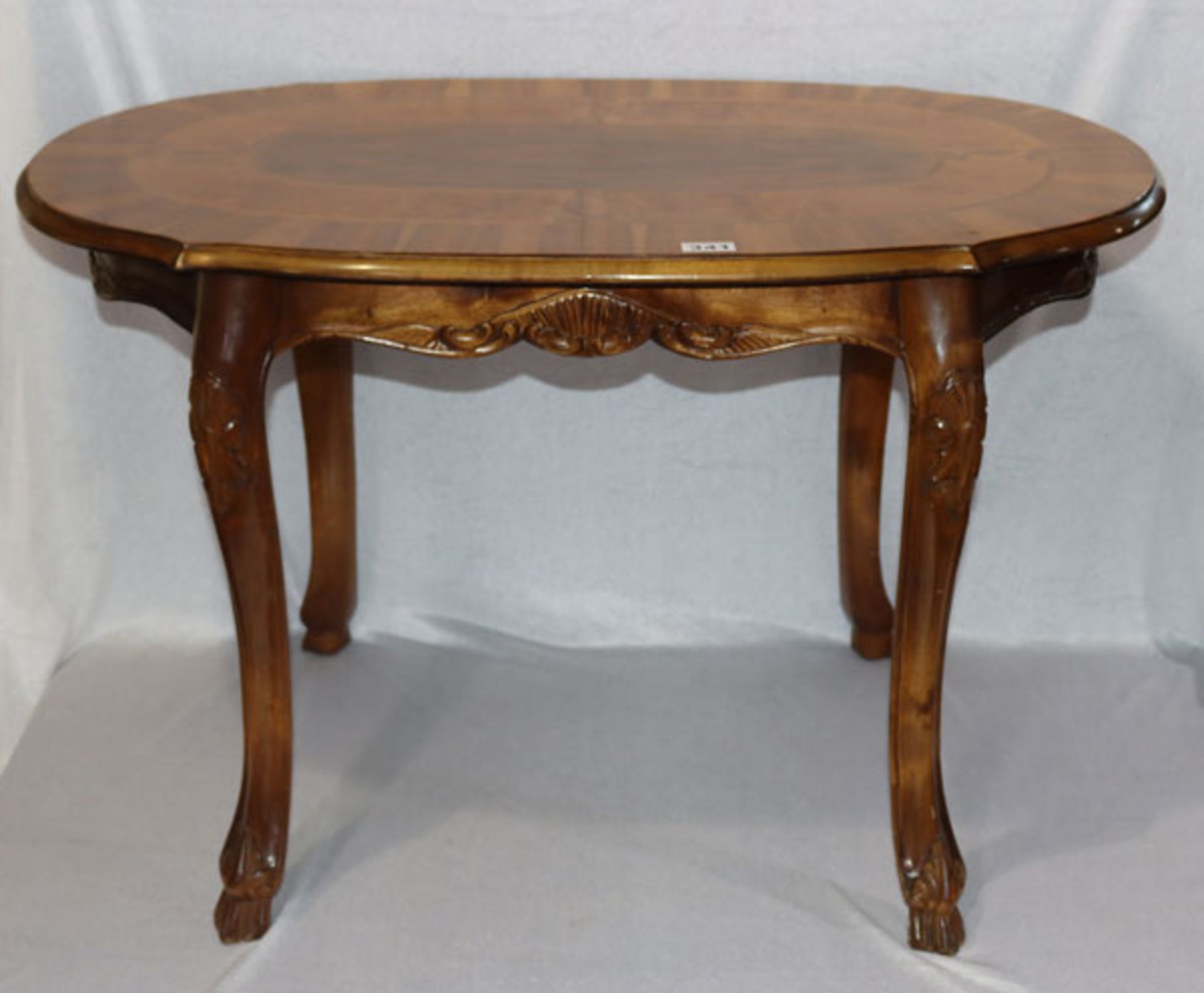 Ovaler Holztisch auf geschwungenen Beinen, Intarsiendekor, Tischplatte beschädigt, Risse und