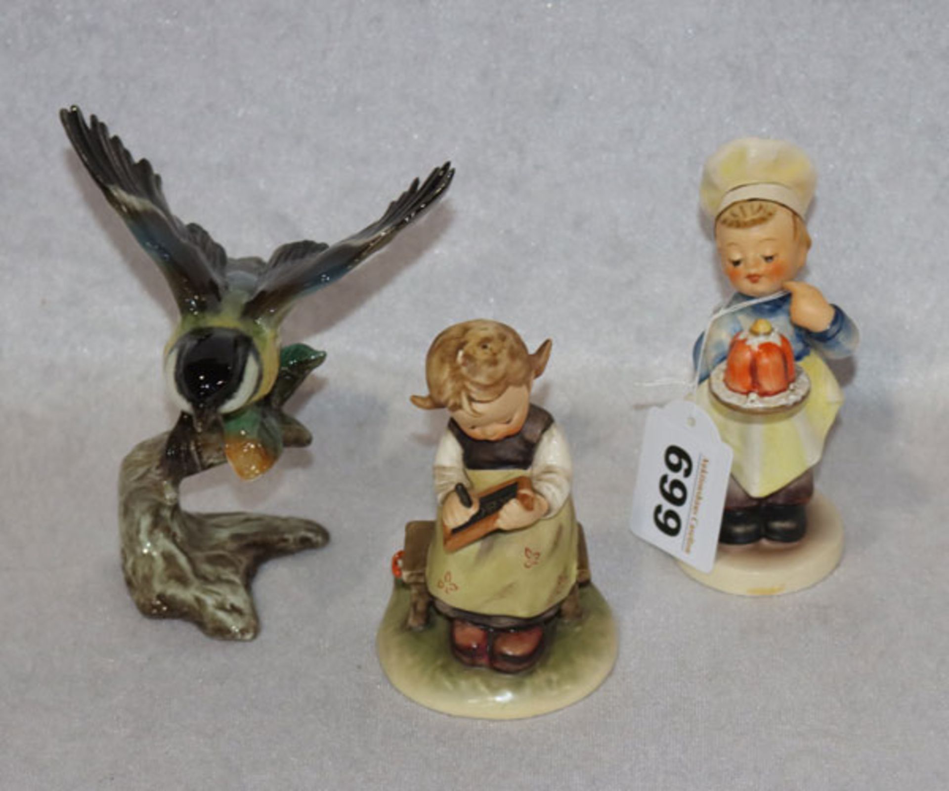 Konvolut von 3 Goebel-Figuren: 2 Hummelfiguren 'Geburtstagskuchen', H 12,5 cm, 'Schultag', H 11