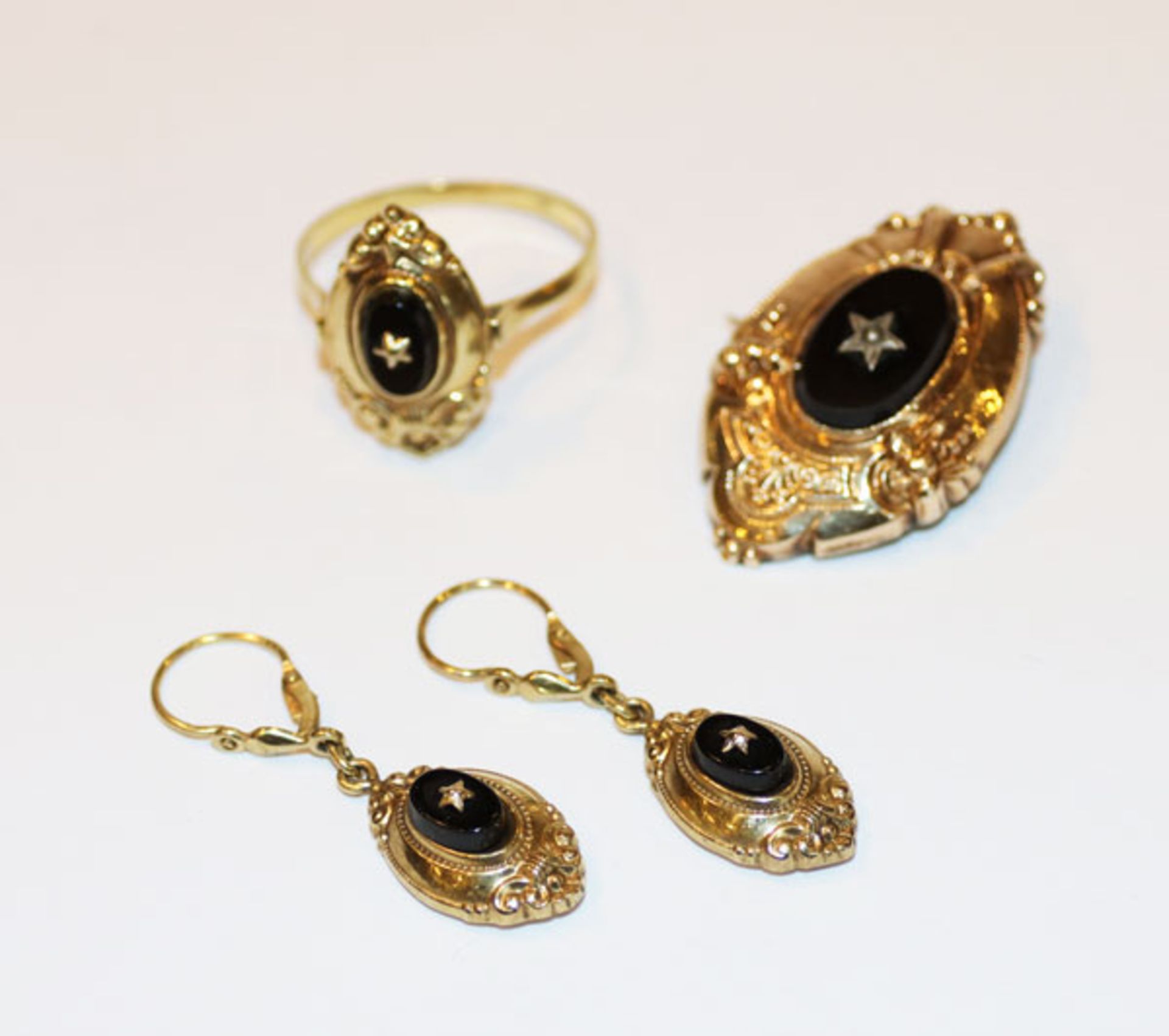 8 k Gelbgold Trachten-Schmuckset mit Reliefdekor: Paar Ohrhänger, L 3,5 cm, Ring, Gr. 64, und