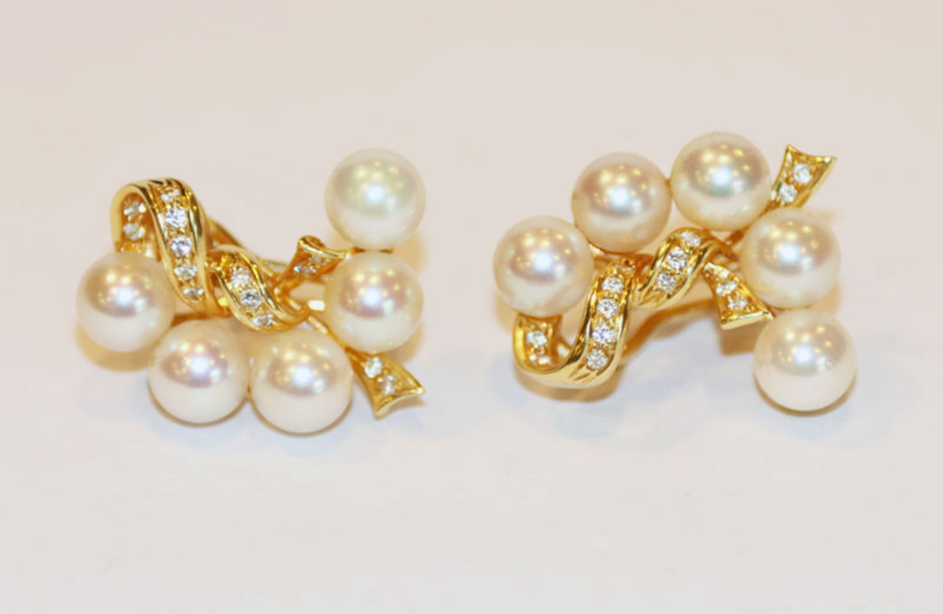 Paar ausgefallene 18 k Gelbgold Ohrstecker/Clips mit je 5 Perlen und Diamanten, 12,7 gr., L 2,5 cm