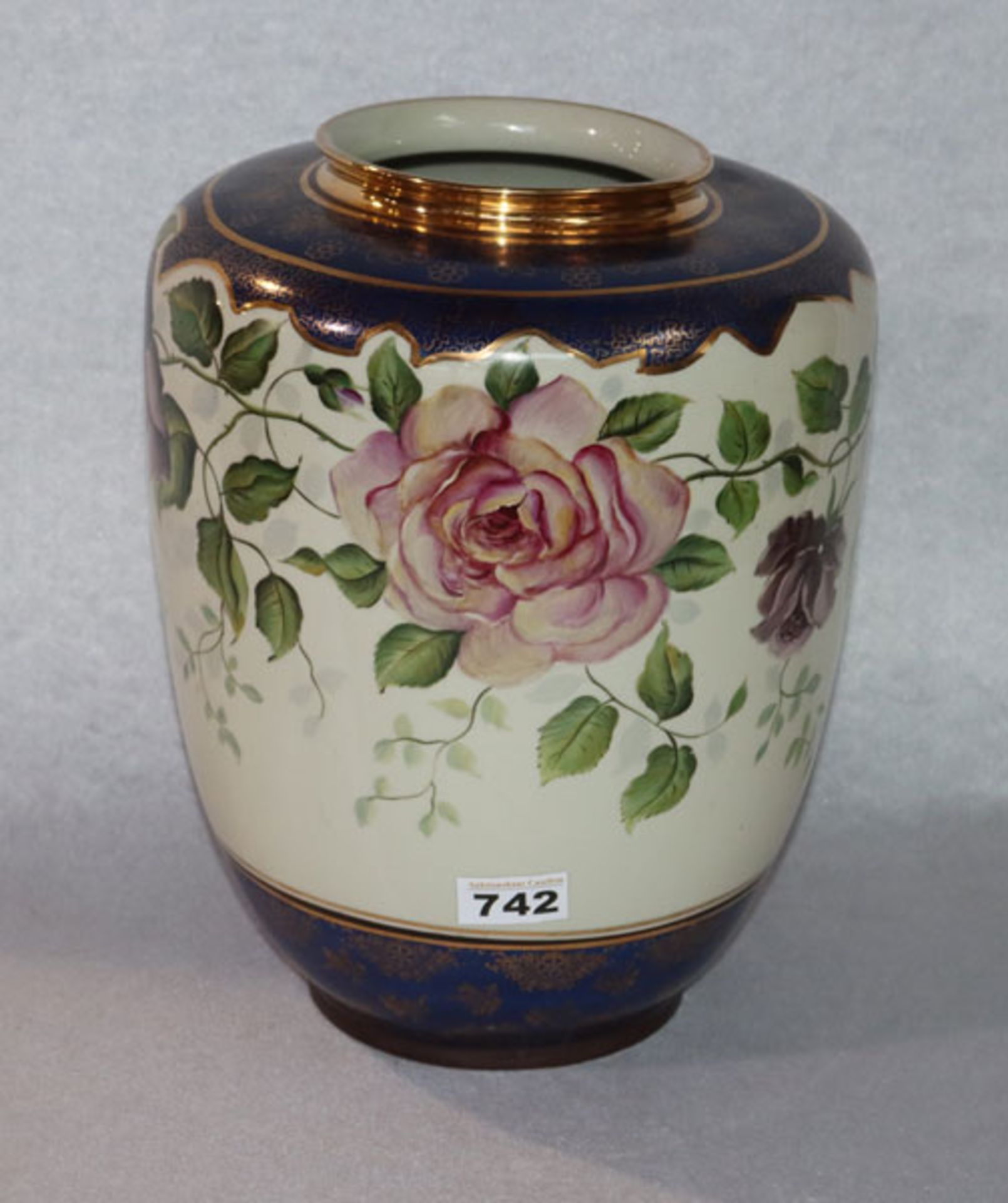 Porzellan Vase mit handgemaltem Rosendekor und blau/goldenem Randdekor, teils berieben, H 34 cm, D