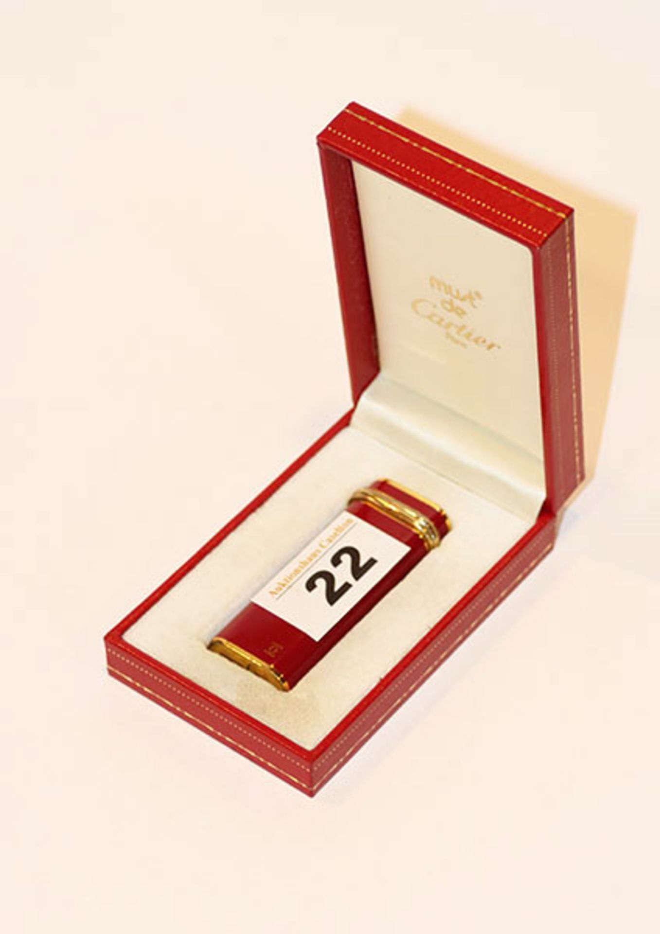 Feuerzeug 'must de Cartier, Paris', mit rotem Email, in Originaletui, Gebrauchsspuren