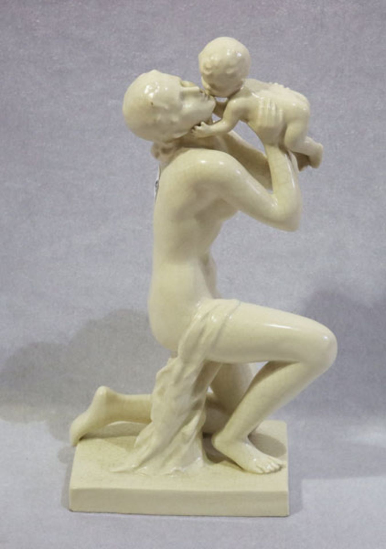 Keramikfigur 'Mutter mit Kind', am Sockel signiert A. Möller, weiß glasiert, Glasurfehler am