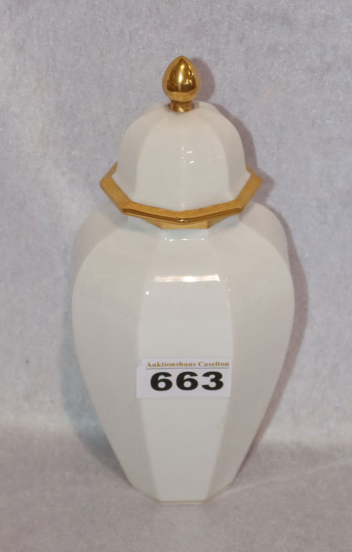 Nymphenburg Porzellan-Konvolut: Deckelvase, weiß glasiert mit Goldrand, H 22 cm, kleine Vase mit