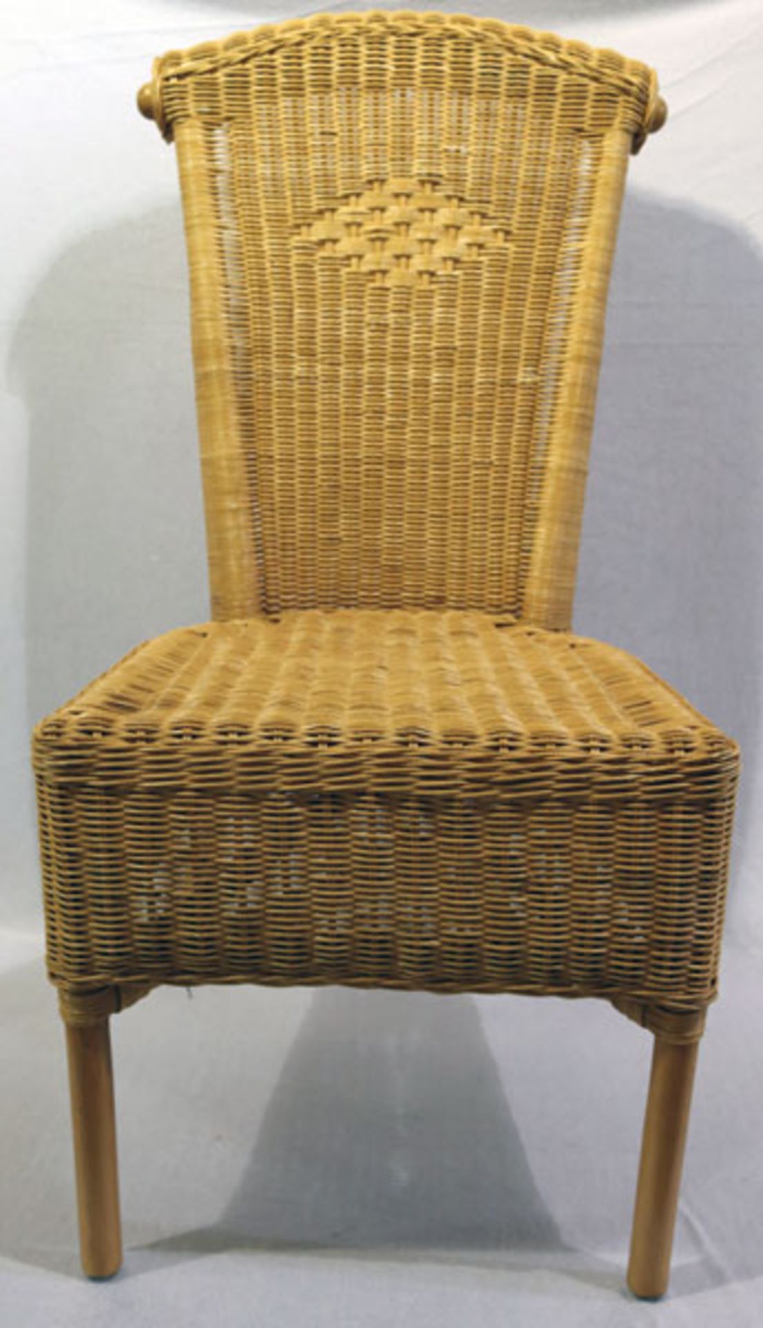 Satz von 6 Rattan-Stühlen und 2 Armlehnstühlen, H 99 cm, B 47 cm, T 41 cm, und H 98 cm, B 60 cm, T