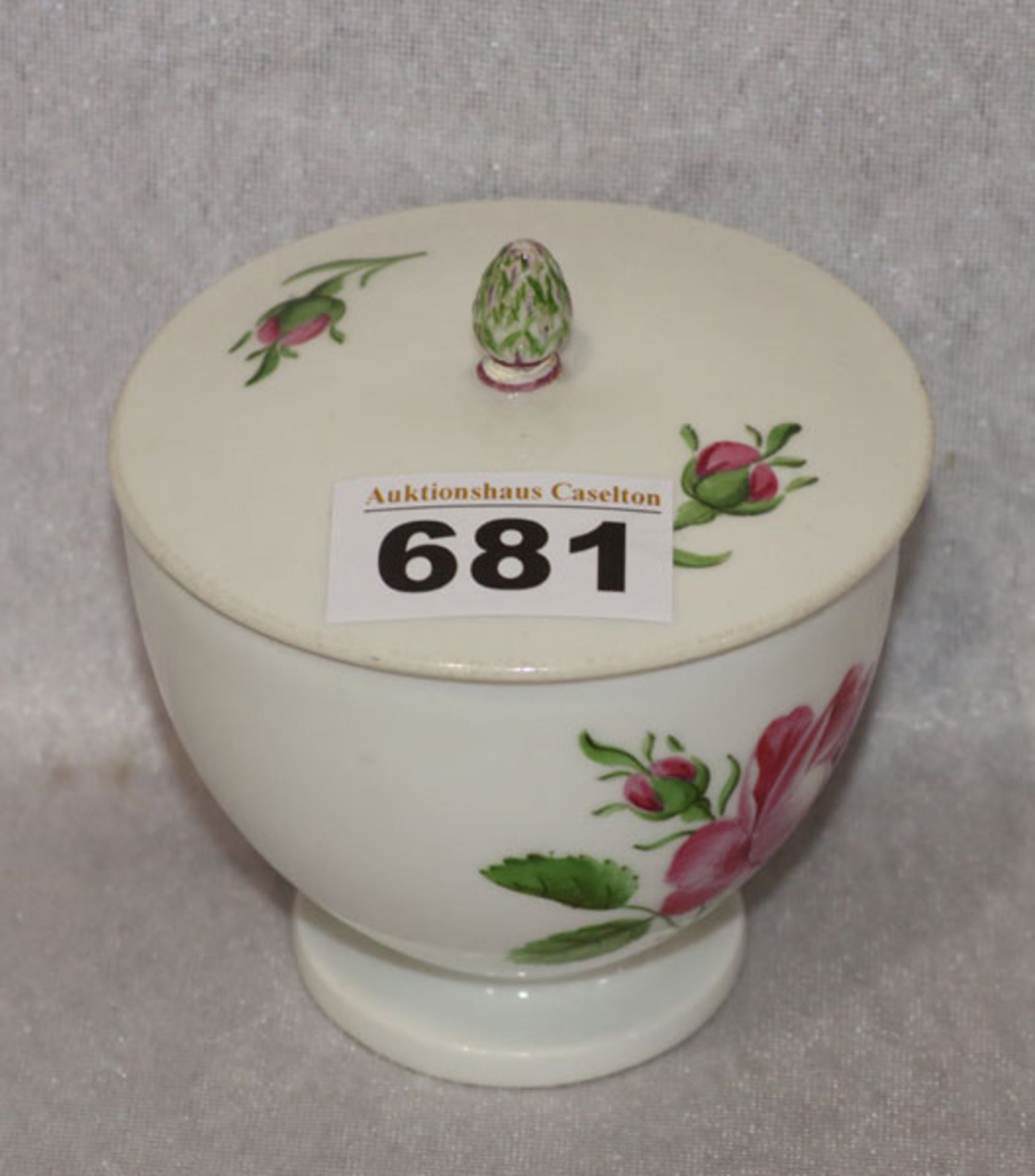 Meissen Deckeldose mit Rosendekor, Deckelknauf beschädigt und geklebt, H 11 cm, D 10 cm,