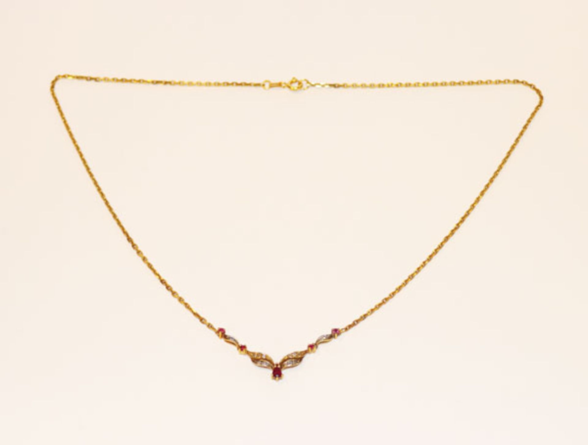 8 k Gelbgold Collierkette mit Rubinen und Diamanten, 6,4 gr., L 46 cm