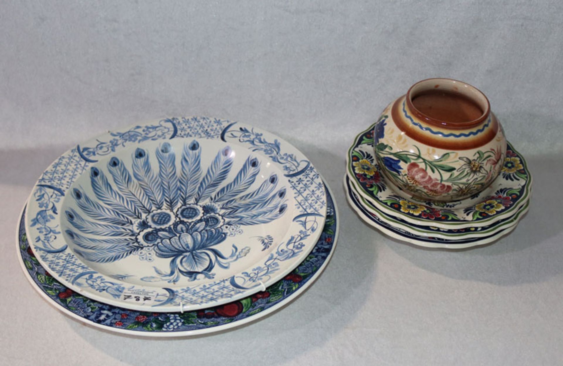 Keramik-Konvolut: 2 Schalen, D 38/42 cm, 3 Teller, Royal Goedewaagen, Holland, D 25 cm, und Vase