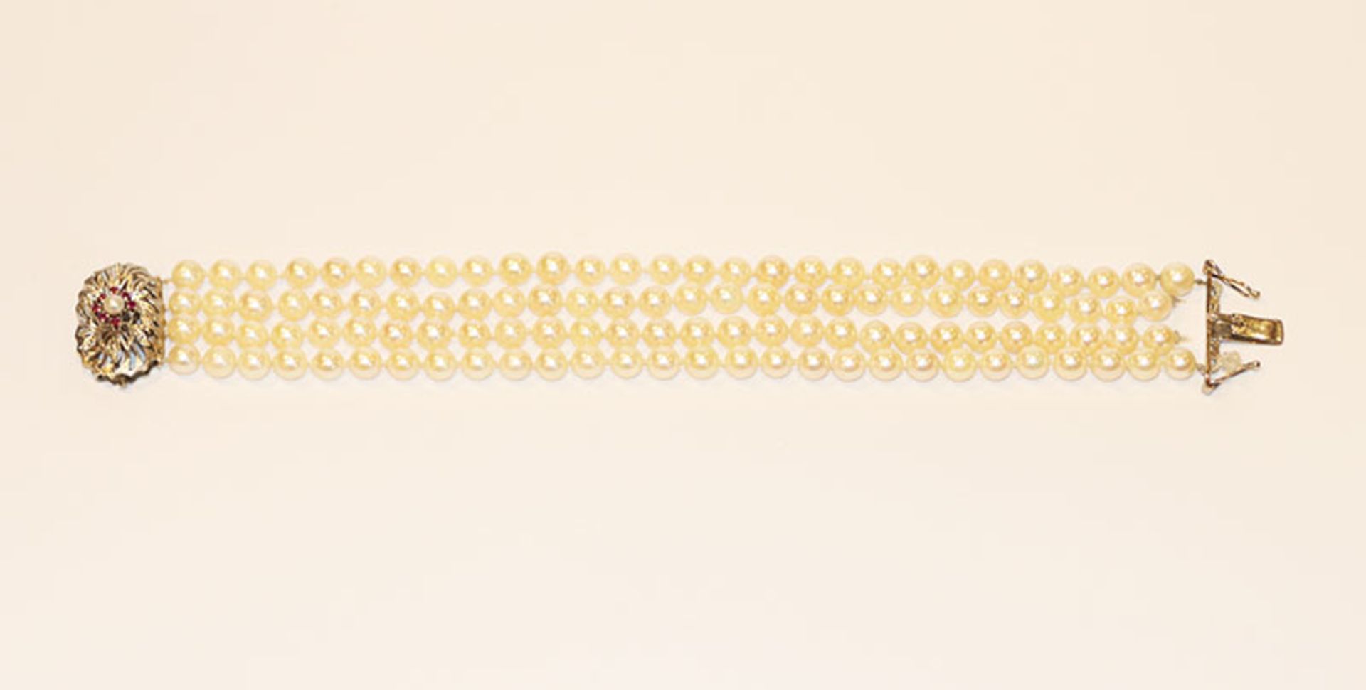 Perlenarmband, 4-reihig, 18 k Weißgold Schließe mit Perle und Rubinen besetzt, L 19 cm, 2 Reihen