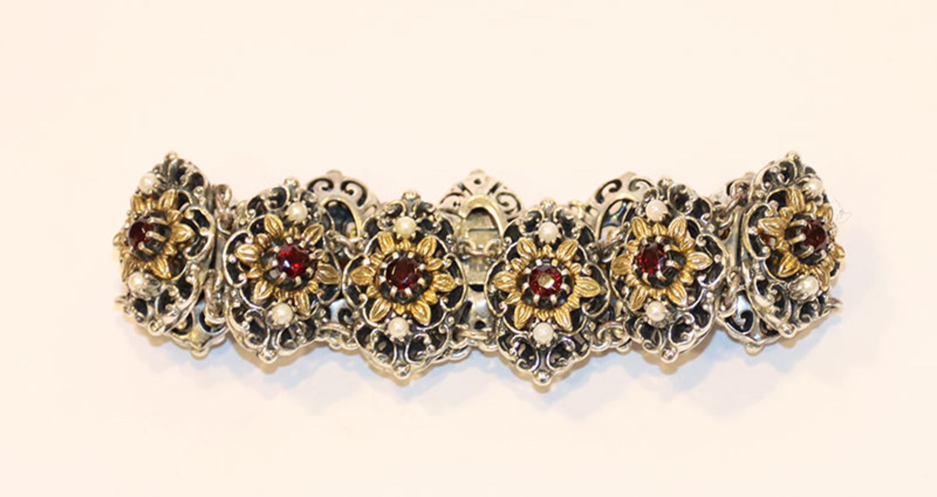 Trachten-Armband, 835 Silber, teils vergoldet mit Granaten und Perlchen, 47 gr., L 16 cm