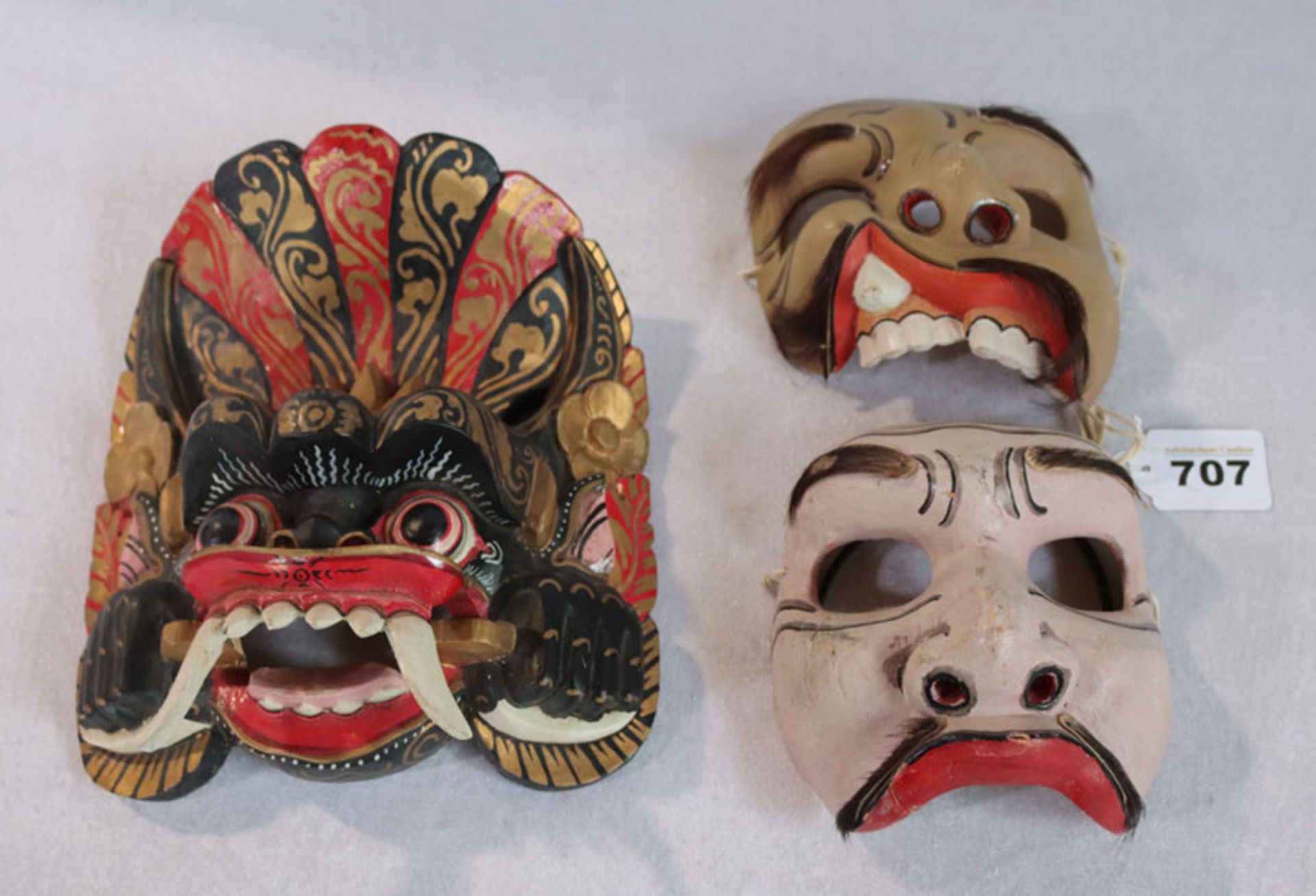 Holzmaske 'Baronmaske', Bali, 24 cm x 20 cm, und 2 Holz Halbmasken, bemalt, 14 cm x 13 cm, teils
