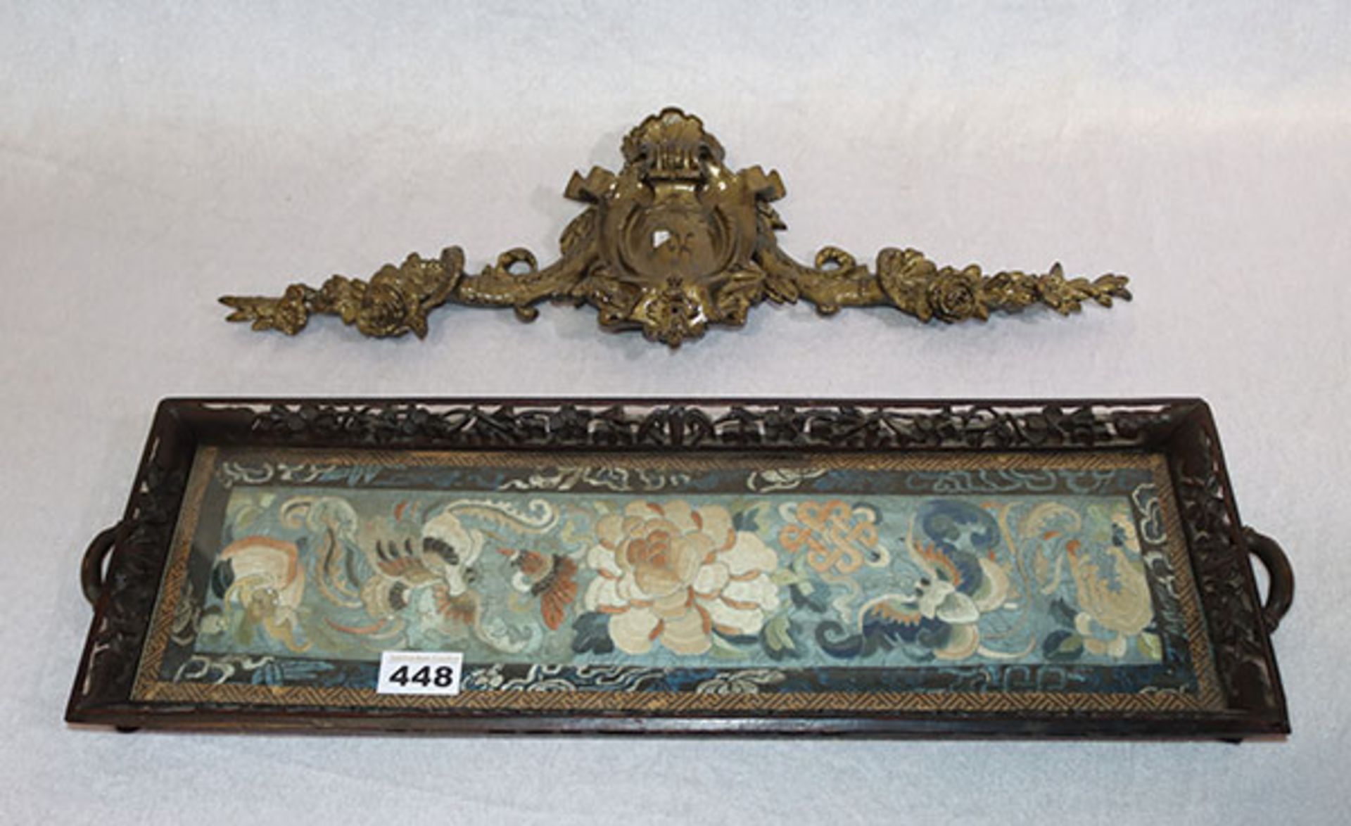 Metall Relief, Wappenschild mit Blumen, bemalt, L 51 cm, und asiatisches Holztablett, beschnitzt und