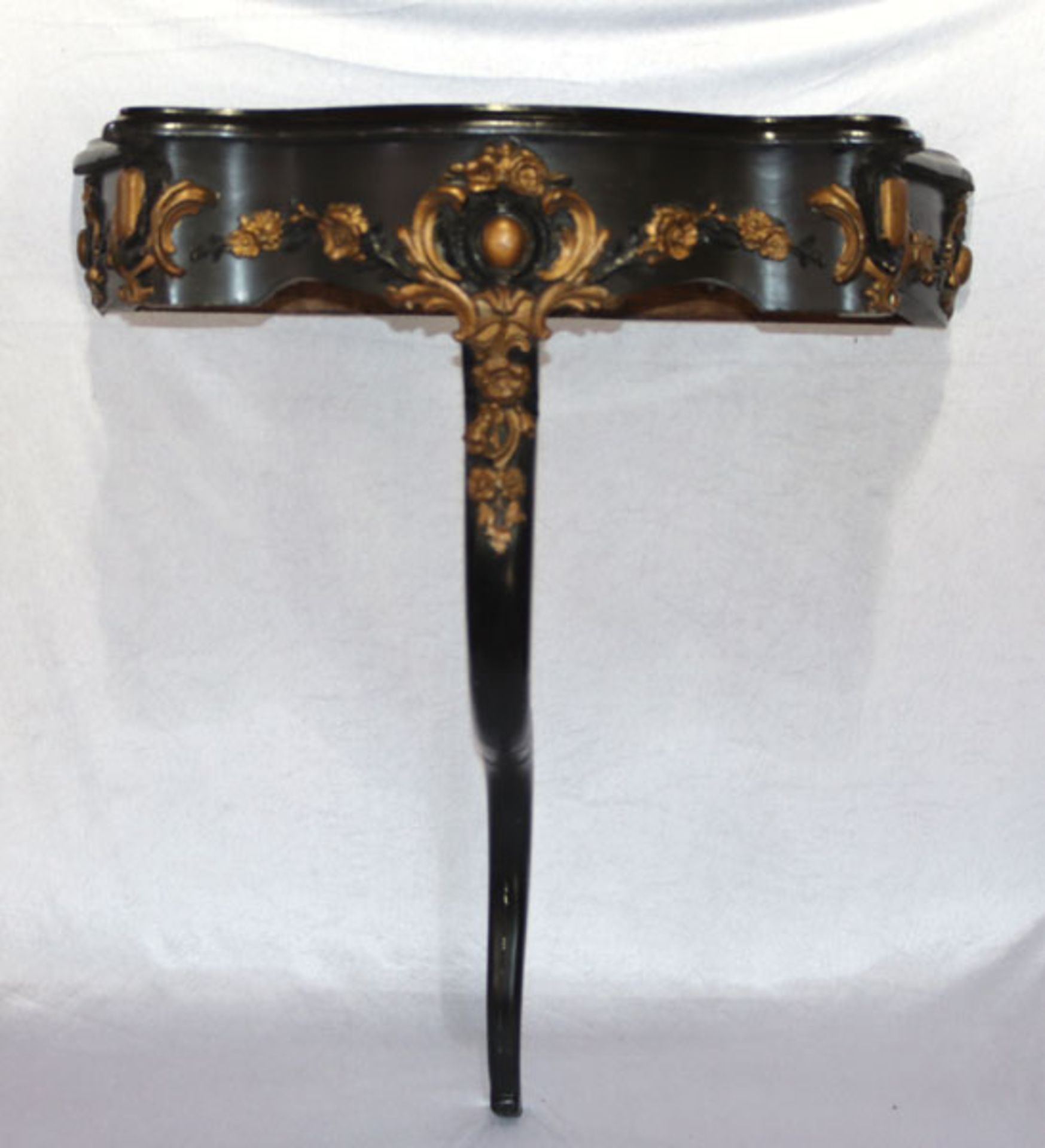Holz Wandtisch auf geschwungenem Fuß, Reliefdekor, schwarz/gold bemalt, H 89 cm, B 84 cm, T 42 cm,