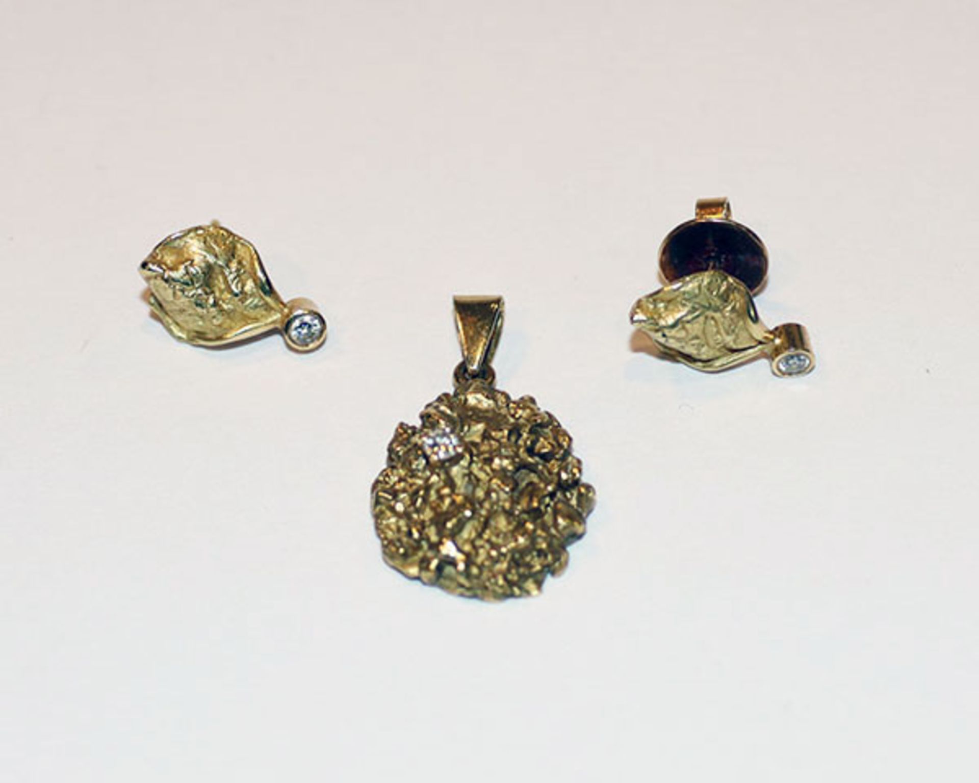 Ausgefallenes 18 k Gelbgold Schmuckset: Anhänger mit Diamant, L 2,6 cm, und Paar Ohrstecker mit