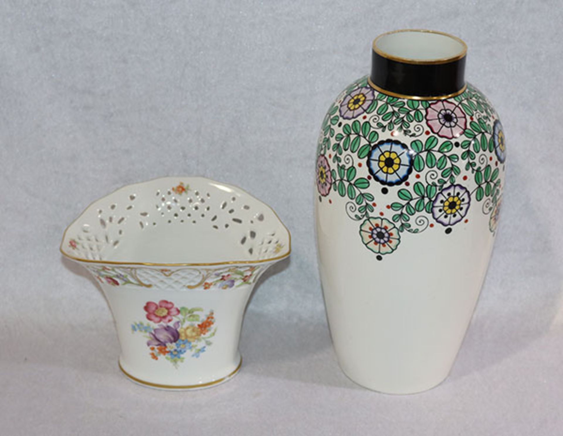 Porzellan Vase mit Blumendekor, gemarkt Müller, Selb, H 31 cm, und Schumann Porzellan Vase mit