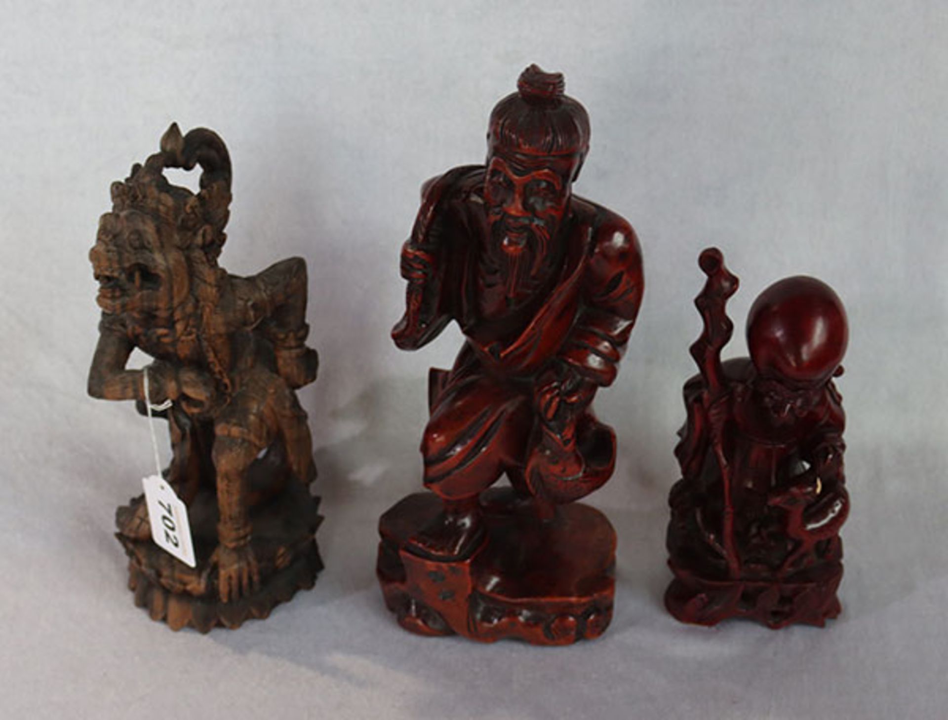 3 asiatische Holzfiguren 'Ritualfigur', Bali, H 26 cm, und 2 chinesische Figuren, eine beschädigt, H