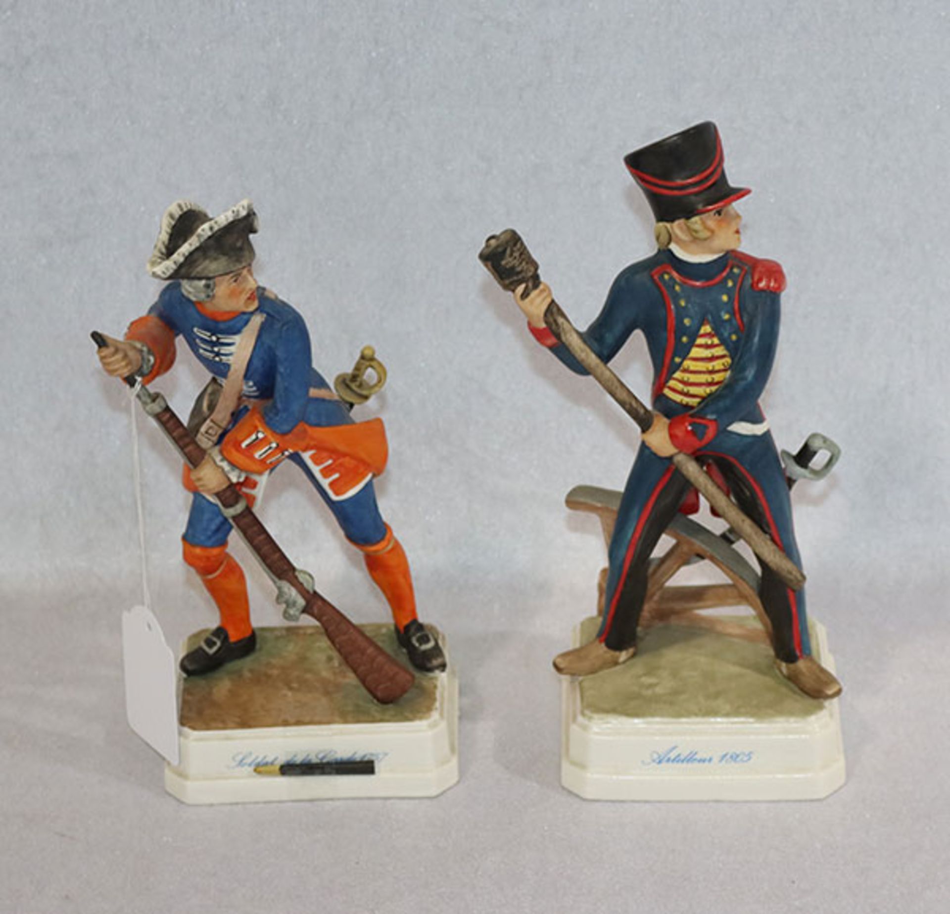 2 Goebel Porzellanfiguren 'Soldaten - Artilleur 1805 und Soldat de la Garde 1757', eine Figur