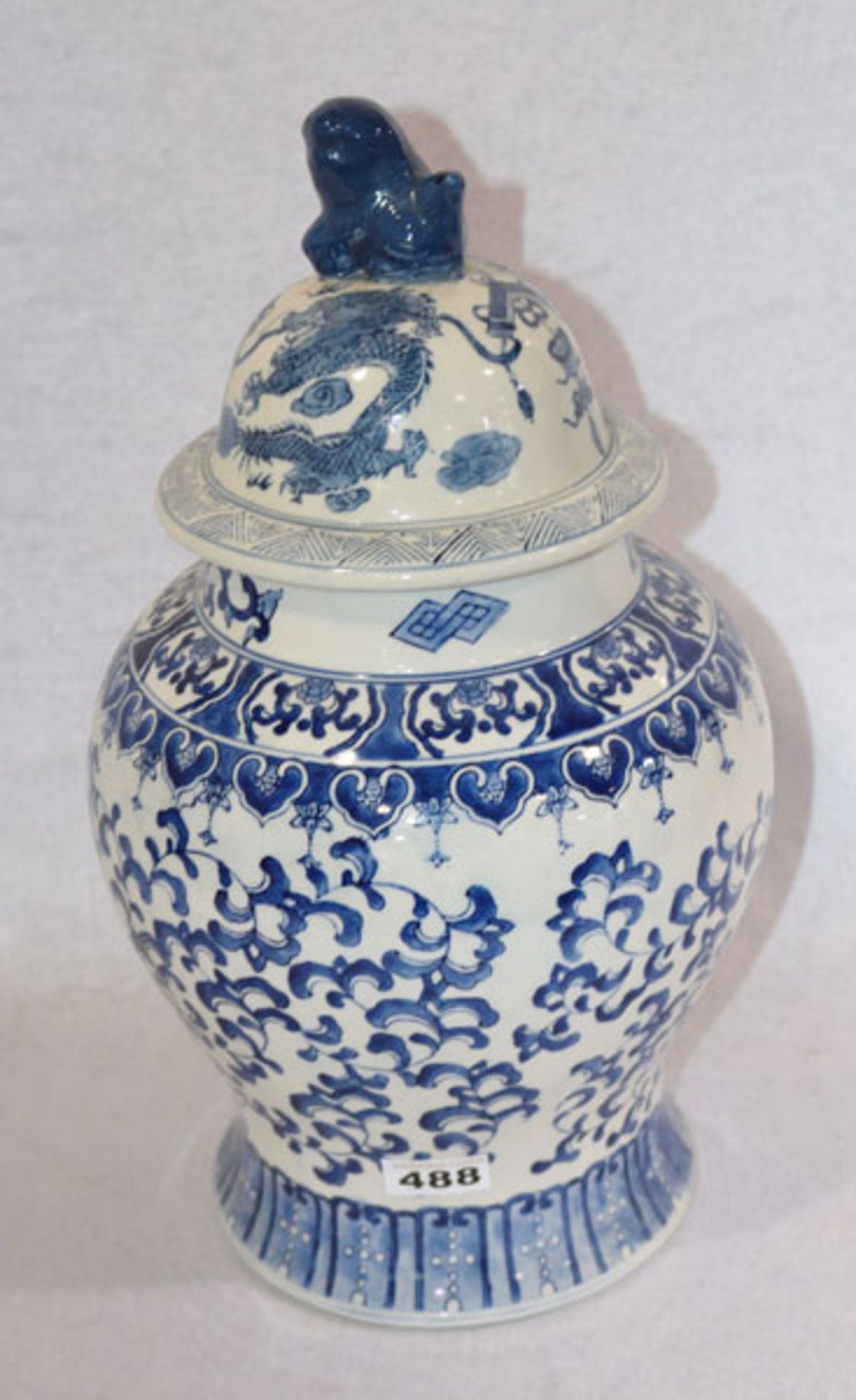 Asiatische Deckelvase mit blauem Dekor, plastischer Deckelknauff, H 43 cm, D ca. 25 cm,