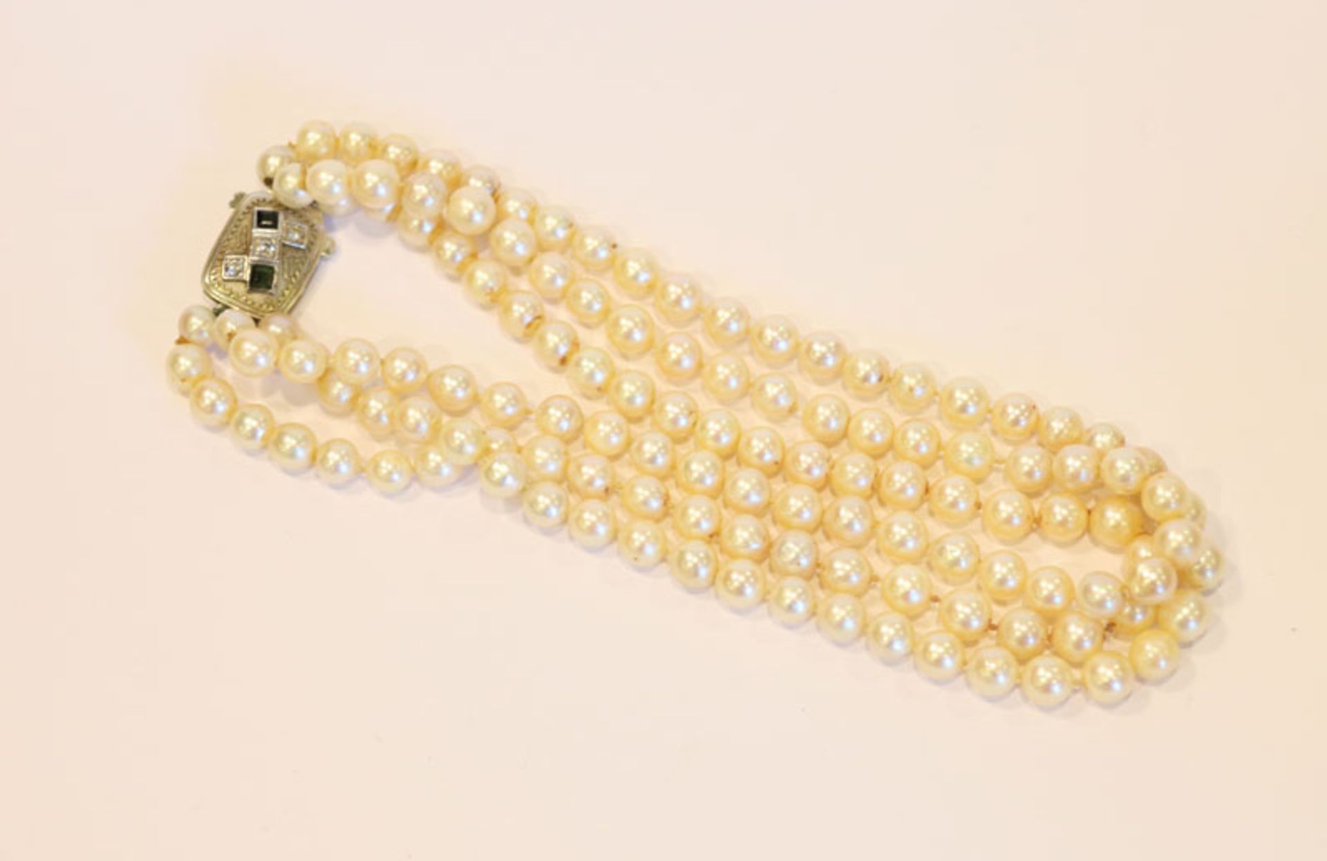 Perlencollier, 3-reihig mit 14 k Weißgold Schließe, besetzt mit 3 Diamanten und 2 Safiren in