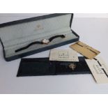 A boxed lady's 18ct gold Gucci 700L quartz wrist watch, the white dial with gold roman numerals -