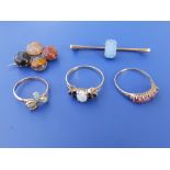 An opal clover leaf 9ct ring, two other gem set rings and two brooches. (5)