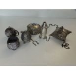 A small Eastern metal octagonal box, 2.5" across, a purse on chain and four condiment pieces. (6)