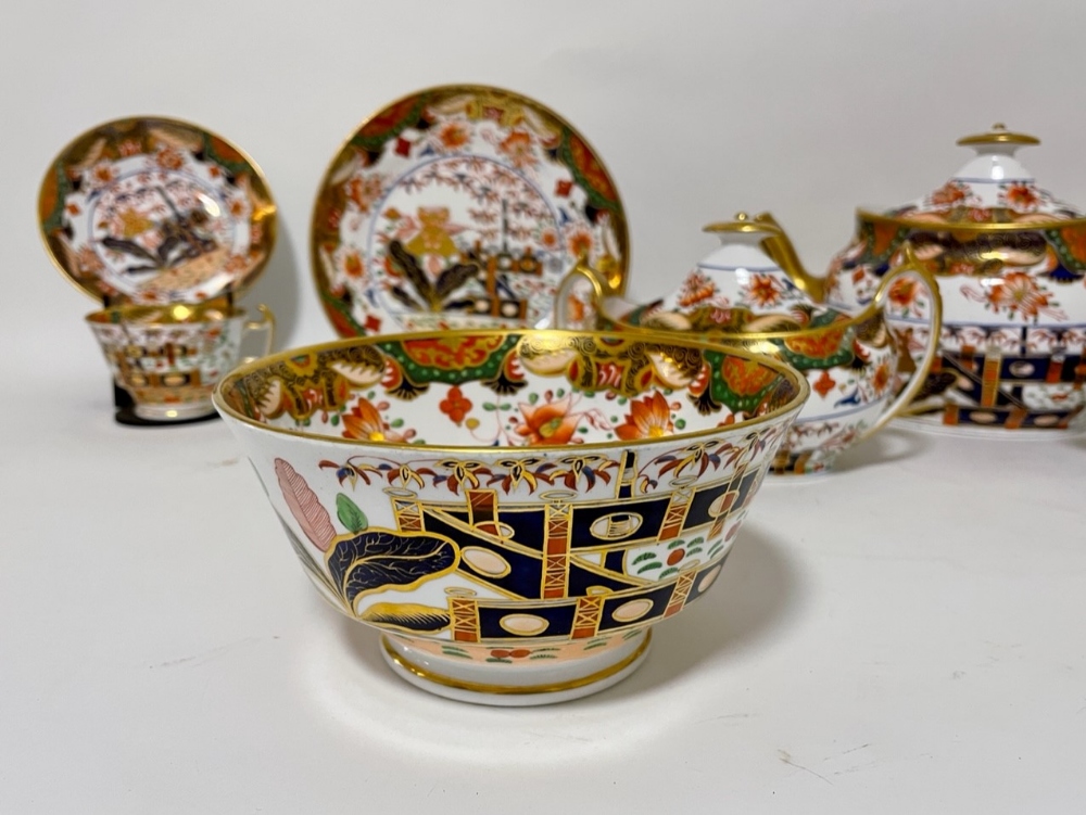 An early 19thC 40 piece Spode Japan pattern tea set, comprising; teapot, covered sugar bowl, slop - Image 10 of 15
