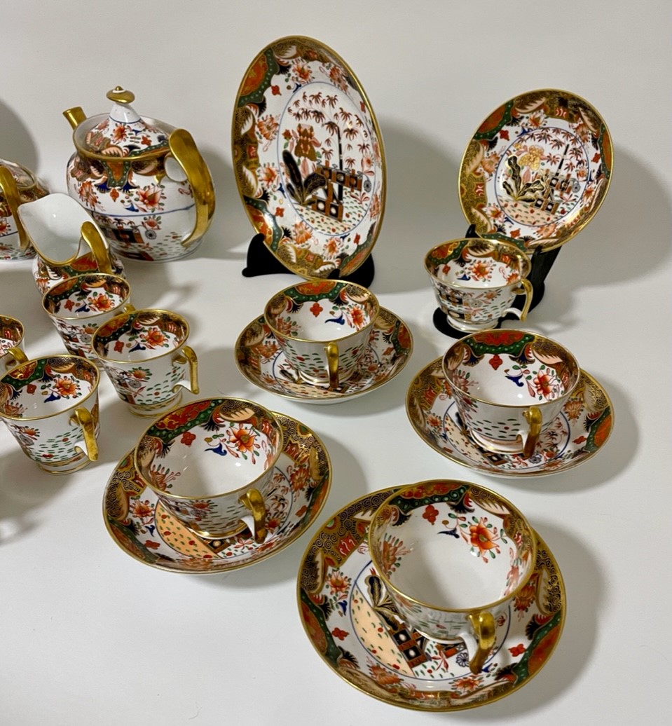 An early 19thC 40 piece Spode Japan pattern tea set, comprising; teapot, covered sugar bowl, slop - Image 14 of 15