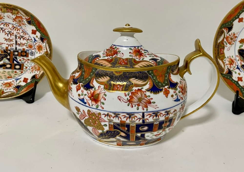 An early 19thC 40 piece Spode Japan pattern tea set, comprising; teapot, covered sugar bowl, slop - Image 2 of 15