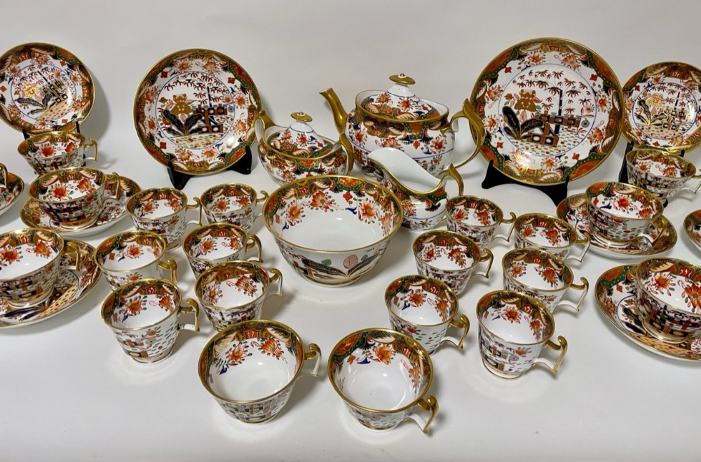 An early 19thC 40 piece Spode Japan pattern tea set, comprising; teapot, covered sugar bowl, slop - Image 13 of 15