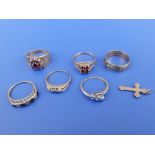 Six gold rings and a small cross pendant. (7)