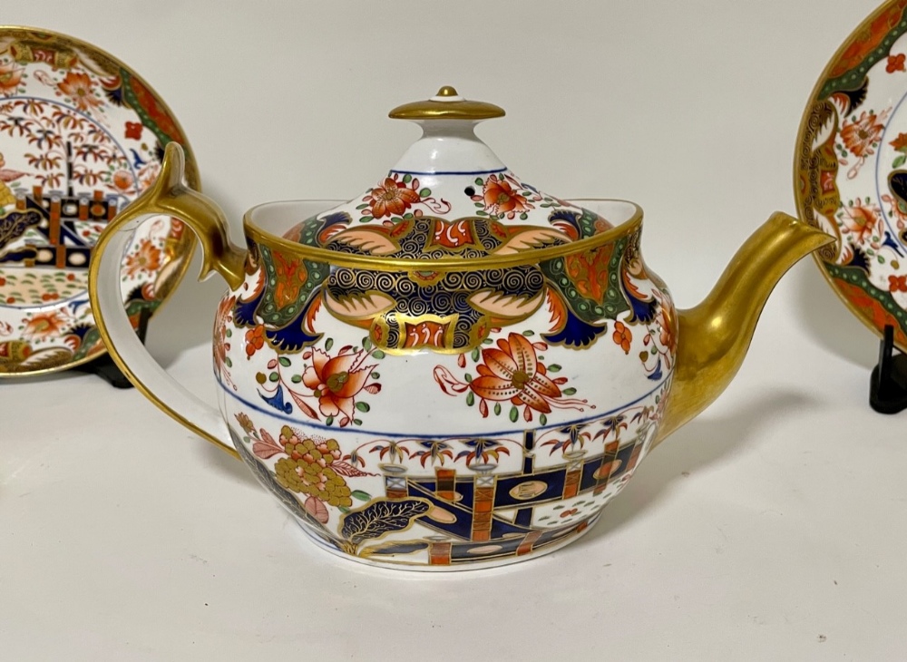 An early 19thC 40 piece Spode Japan pattern tea set, comprising; teapot, covered sugar bowl, slop - Image 11 of 15