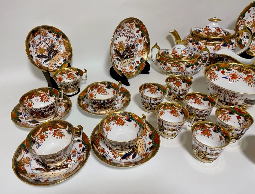 An early 19thC 40 piece Spode Japan pattern tea set, comprising; teapot, covered sugar bowl, slop - Image 12 of 15