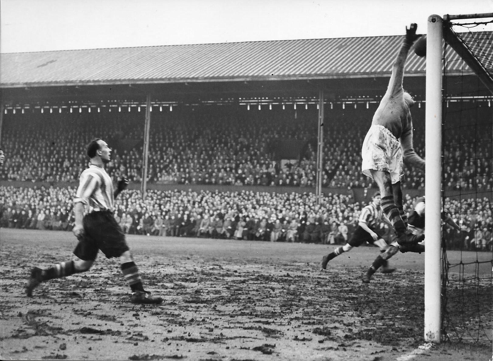 1948-49 BRENTFORD V BURNLEY FA CUP ORIGINAL PRESS PHOTO