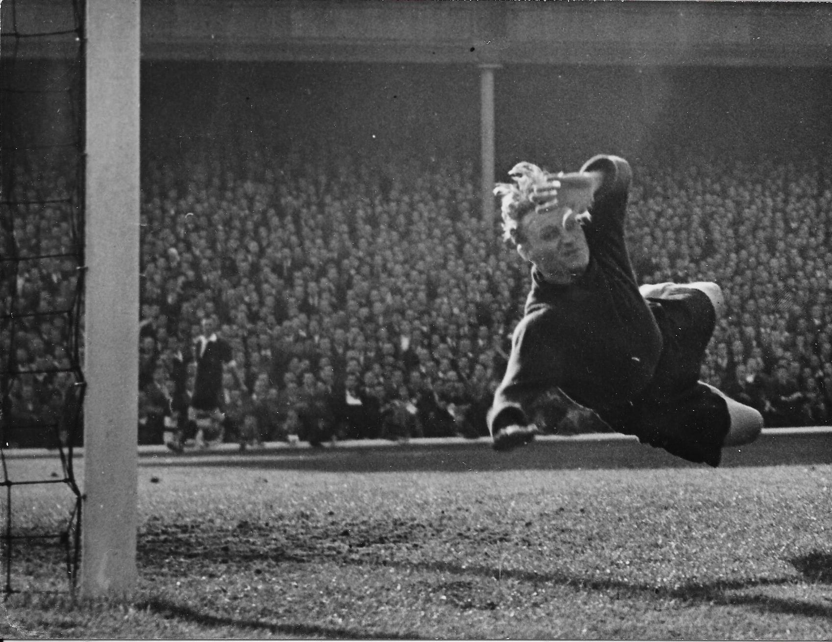 1948-49 ARSENAL V WOLVERHAMPTON WANDERERS ORIGINAL PRESS PHOTO