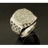 An 18 ct white gold gentleman's ring, set with diamonds weighing +/- 1.70 carats.