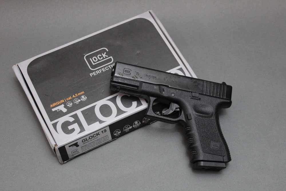 A Glock 19 cal 177BB air gun. Serial No. DA011776.