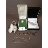 A bag of mixed jewellery to include a 9ct gold signet ring, rolled gold rings,