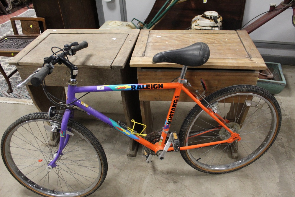 filthy Forskelle Skriv en rapport A Raleigh Mustang mountain bike