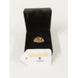 9 ct gold ring with pierced decoration and weighing 3 grams