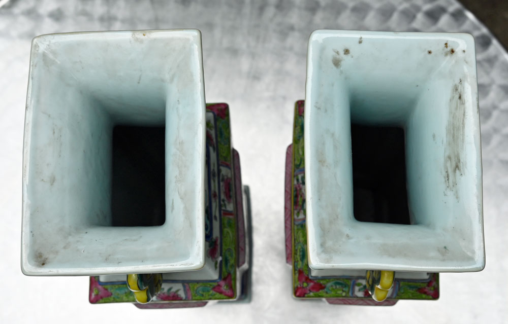 A pair of Chinese rectangular form vases, polychrome. Height 42 cm (see illustration). - Image 6 of 7