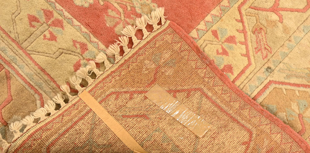 A Persian style woollen fringed rug, with centre rectangular panel and multiple line border, - Image 3 of 3