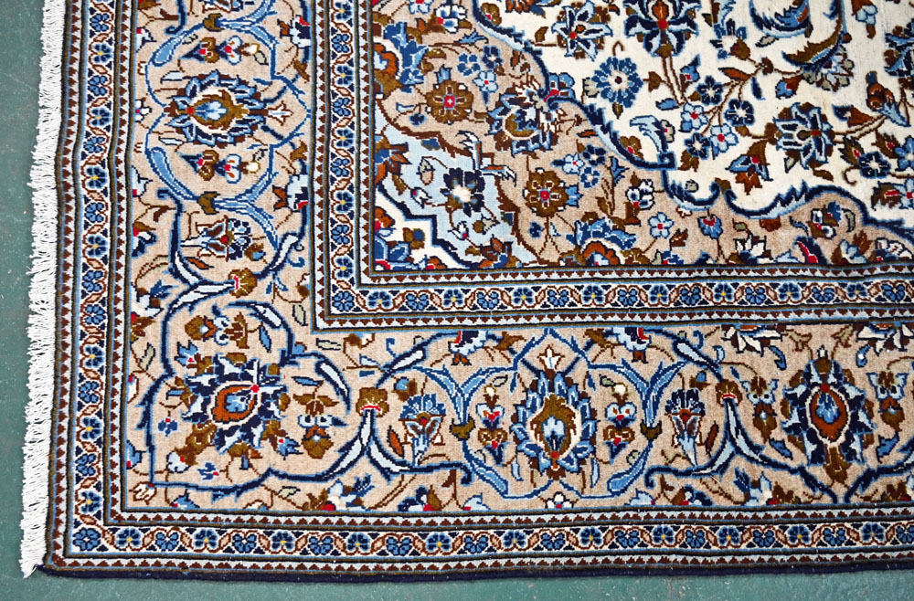 A fine hand knotted Persian carpet from the Kashan region. 3.1 m x 2 m. - Image 4 of 4