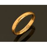 A 22 ct gold wedding band. Size M, 2.5 grams.